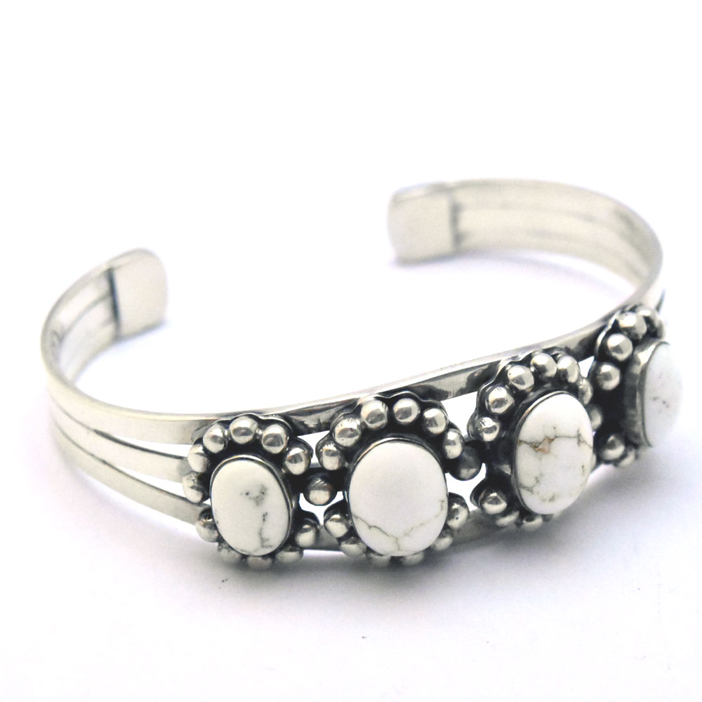 大粒ハウライトを使用したインパクトある爽やかなイメージ/ハウライトシルバーバングル