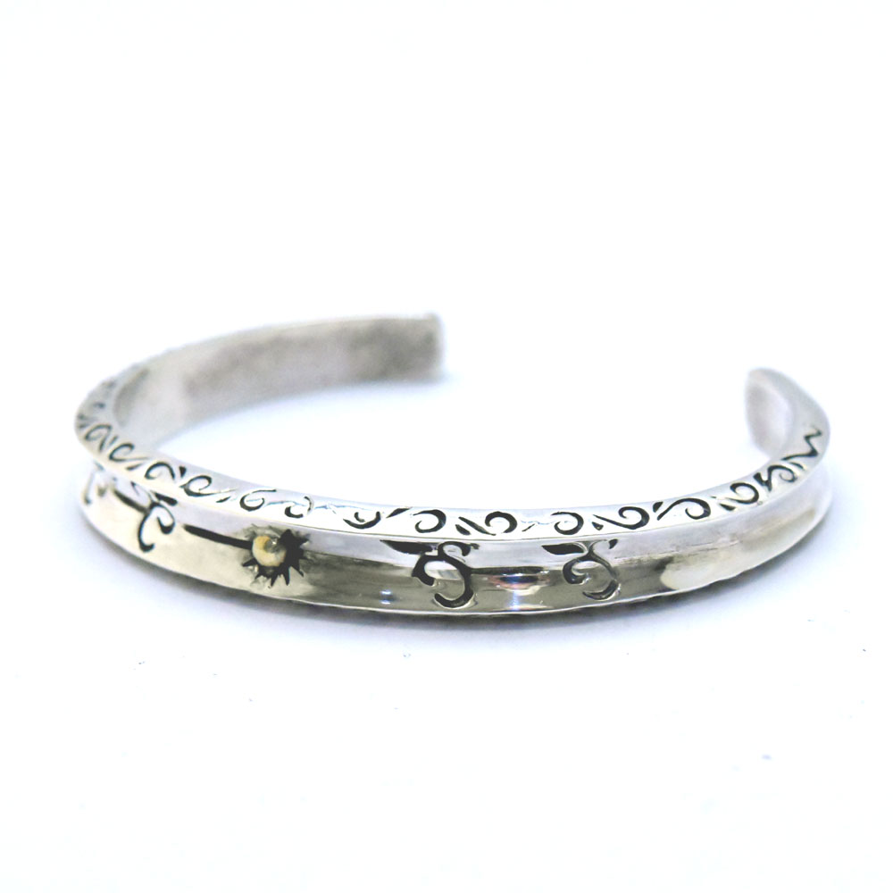 アラベスク模様の中央にサン模様/サイドにもアラベスク模様/お洒落さ極めるデザインバングル