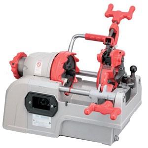 □　特長 ● 小型・軽量で高速ねじ切り。 ● 二重絶縁ブレーキ付きモーター採用、安全重視設計。 ● 自動切上で1/4〜3/8のねじが切れます。（オプション） ● チェーザ、カッター刃がステンレス仕様となっております。 □　操作性 ●クラス最大のモーターパワー、25Aのねじ加工が楽々16秒。 ●主軸に高精度ボールベアリング採用。 ●余裕の往復台ストローク。 ●電源コード収納ポケットを装備。 ●操作性の良いハンドル形状。 □　安全性 ●ブレーキ付きモーターを採用した巻込防止設計。 ●短管加工での往復台の衝突を防止する安全装置を装備。 ●二重絶縁モーター採用。 ●自動停止カーボン採用。 ●低重心安定設計。 □　仕様 モータ 　単層100V　出力400Wシリースモータ(ブレーキ付) 主軸回転数 　55rpm(無負荷) 寸　法 　440(L) x 329(W) x 356(H)mm オイル 　タンク容量/1.5L ダイヘッド 　NS25AD 1/2〜1 切上げ方式 　自動切上 ねじ切能力 　1/2B〜1B (15A〜25A) 本体質量 　19.8kg　 (本体質量に、ダイヘッドは含みません)