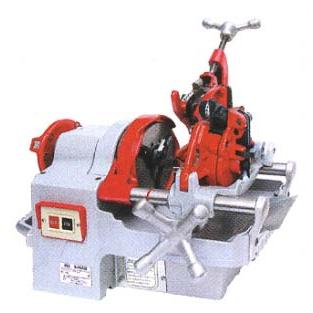 小型軽量。ダイヘッドを交換すれば、切削ねじ加工も可能 「自動オープン転送ヘッド」搭載マシン ■特長 　　・切粉排出量を低減した、環境配慮型マシン。 　　・小型、計量タイプの転造マシン。 　　・高速ねじ転造を実現。 　　・自動停止カーボン付。 　　・ダイヘッドの使用で切削ねじ加工にも対応。 ■性能・装備 モータ 単相100V 出力500W シリースモータ(ブレーキ付) 主軸回転数 61min-1 (無負荷) 寸　法 540(L) x 345(W) x 355(H)mm オイル タンク容量　1.3L 標準装備 転造ヘッド SRH-20A(3/4B) ねじ転造能力 3/8〜3/4B (標準仕様は3/4) 本体質量 31kg *本体質量に、転造ヘッドは含みません。 ※当商品は重量オーバー・又は直送品の為’代金引換’が出来ません。 清算時に’代金引換’も選択できますが、ご利用されません様 お願い申し上げます。 （コンビニ・クレジット・銀行振込にてご利用お願い致します。）
