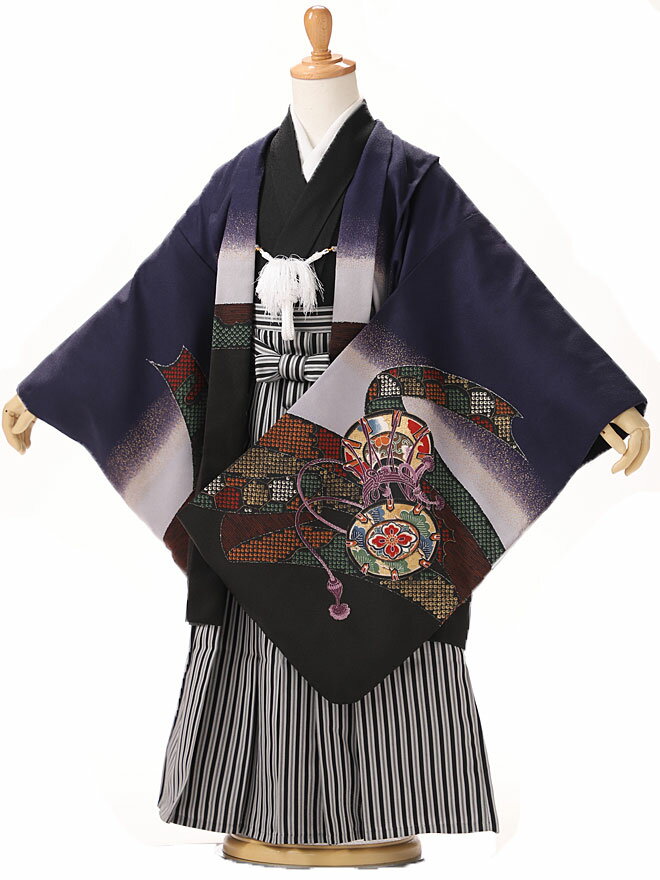 安心サポート・離島料金などの追加料金は、当店からの「予約成立メール」にて価格を変更してお知らせします。簡単着付け仕様 着せ付けがとても簡単 すべてが揃うフルセットレンタル Front Back Detail サイズ 羽織袖丈:52cm 肩裄：48cm 袴丈：57cm　 ＞ ＞ サイズガイドと注意点 ＜ ＜ 適応身長 105cm-115cm 素材 着物：化繊　袴：化繊 レンタル期間 3泊4日レンタル 送料について 送料無料 一部離島（沖縄・北海道含む）返送料金3,300円負担いただきます 注意事項 ●小物について 懐剣・お守り・格帯等は、着物に合わせてセットさせて頂きますのでご了承ください 家紋の取り付けは禁止です。発覚した場合、賠償請求となります。 ●色について ディスプレイによって色味が多少異なる場合があります。 【利用日につきまして】 楽天の仕様上、注文日から一年前のご利用日の注文を受け付けることができません。注文前にご利用日の確認をお願いします。