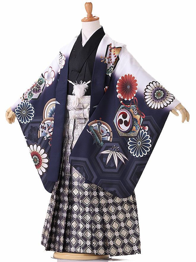 安心サポート・離島料金などの追加料金は、当店からの「予約成立メール」にて価格を変更してお知らせします。簡単着付け仕様 着せ付けがとても簡単 すべてが揃うフルセットレンタル Front Back Detail サイズ 羽織袖丈:57cm 肩裄：48cm 袴丈：57cm　 ＞ ＞ サイズガイドと注意点 ＜ ＜ 適応身長 105cm-115cm 素材 着物：化繊　袴：化繊 特徴 染め・裁縫　日本 送料について 送料無料 一部離島（沖縄・北海道含む）返送料金3,300円負担いただきます 注意事項 ●小物について 懐剣・お守り・格帯等は、着物に合わせてセットさせて頂きますのでご了承ください 家紋の取り付けは禁止です。発覚した場合、賠償請求となります。 ●色について ディスプレイによって色味が多少異なる場合があります。 【利用日につきまして】 楽天の仕様上、注文日から一年前のご利用日の注文を受け付けることができません。注文前にご利用日の確認をお願いします。