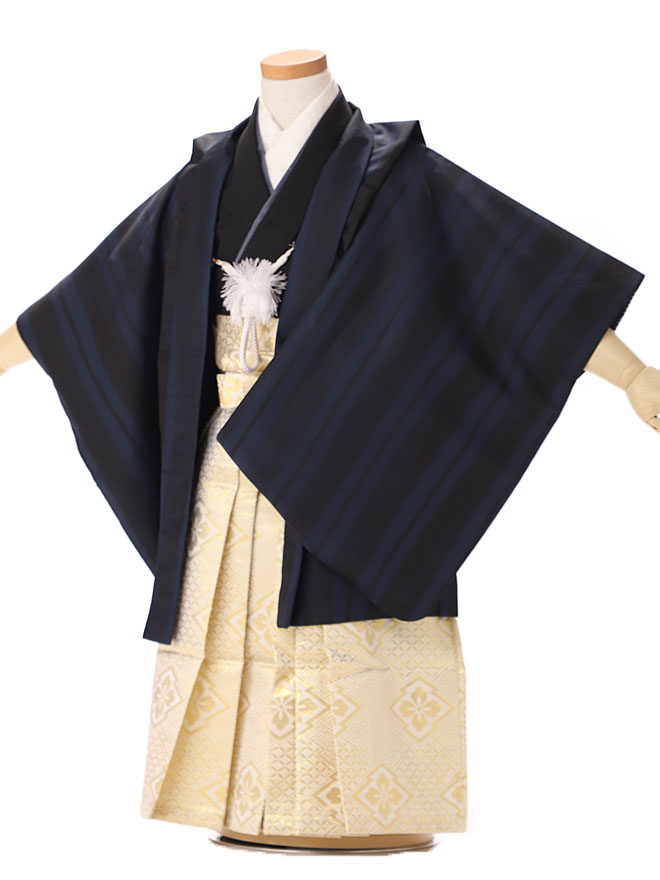 安心サポート・離島料金などの追加料金は、当店からの「予約成立メール」にて価格を変更してお知らせします。HANAE MORI 男児羽織袴 着付けがいらないから簡単に着る事ができる。 レンタル期間は余裕の3泊4日 サイズ ■肩裄：40cm/袖丈：45cm/袴丈：50cm ＞ ＞ サイズガイドと注意点 ＜ ＜ 適応身長 95cm〜105cm ＞ ＞ 対応身長について ＜ ＜ 素材 表地：高級化繊、裏地：合成繊維 用途 七五三、スタジオ写真撮影、神社へのお参り、行事やお祭りなどのお祝いや記念日に レンタル期間 3泊4日レンタル 送料について 送料無料 一部離島（沖縄・北海道含む）返送料金3,300円負担いただきます 注意事項 ●小物について 懐剣・お守り・格帯等は、着物に合わせてセットさせて頂きますのでご了承ください ●色について ディスプレイによって色味が多少異なる場合があります。 【利用日につきまして】 楽天の仕様上、注文日から一年前のご利用日の注文を受け付けることができません。注文前にご利用日の確認をお願いします。 Front Back Detail