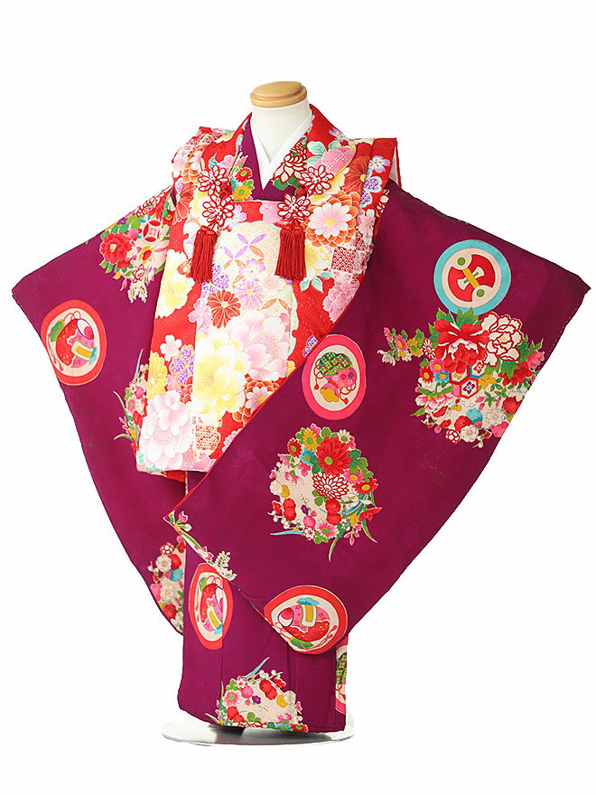 kimonoshopの七五三 着物 3歳 フルセット レンタルについて 着物ネットレンタルkimonoshop（きものしょっぷ）では、七五三 着物 3歳 レンタル 女の子 七五三 被布 レンタル 3歳 被布コート セット 8点 フルセット 正絹 ジルスチュアート メゾピアノ 紅一点 モダンアンテナ sugar kei レトロからアンティークまで おしゃれ 髪飾り付き 着付けマニュアル着きだから自分で簡単着付け 着付けする美容室までお届け 全国送料無料で宅配 激安 安い 衣装 雨の日も体調不良も安心 簡単返却アンティーク着物とは 戦前の昭和初期の時代に仕立てられた着物（和服）を指し 人工的に作られた化学繊維や化学染料を使用しない天然素材のみで作られた、骨董品のような素晴らしい色、質感が魅力的です。 西洋のアールヌーボーやアールデコに影響を受けた、アンティーク特有の大胆な柄や色使いが、異国情緒でレトロモダンな雰囲気になり、現代の感覚から見てもとても新鮮なデザインです。 一品一品が個性的なアンティーク着物は、同じものがもう再現できません。 そんな、かつて流行していた色や柄を現代で着こなすという楽しみ方をしてみてはいかがでしょうか？ Front Back detail サイズ 肩裄：39cm ＞ ＞ サイズガイドと注意点 ＜ ＜ 適応身長 90cm〜100cm ＞ ＞ 対応身長について ＜ ＜ 素材 被布コート：正絹(現代) 表地：正絹(アンティーク)、裏地：化繊 レンタル期間 3泊4日レンタル 送料について 送料無料 一部離島（沖縄・北海道含む）返送料金3,300円負担いただきます 注意事項 ●時代相応の汚れ・やけ・色あせ・すれ・傷みがございます。 着用いただける範囲内ですが、汚れなどが気になる方は、 ご利用をご遠慮いただくようおねがいいたします。 また、経年劣化により生地が弱くなっておりますので取り扱いには注意してください。 アンティーク商品の品質にご理解いただいた上でご利用ください。