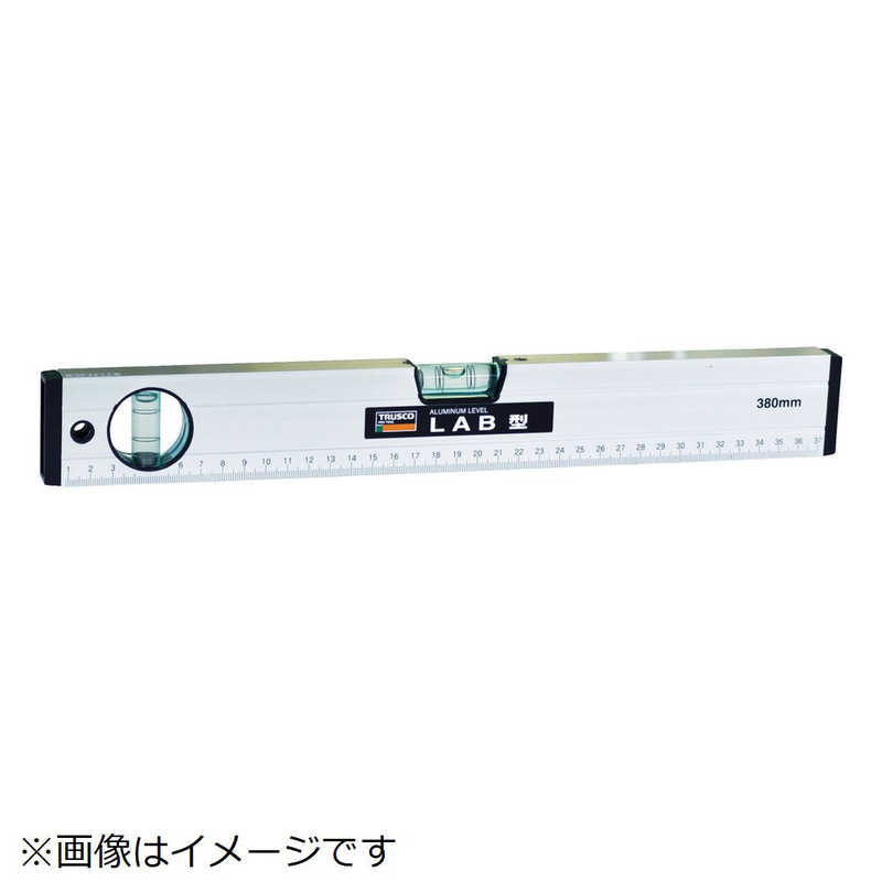 【商品解説】●レンズ効果で大きく見えるカマボコ型気泡管です。●（水平）箱型フレーム・スケール目盛付です。●蓄光シート、精度保持耐ショックカバー付です。●4本目盛入です。●垂直気泡管付です。●調整方法：水平・垂直精度はそれぞれトルクスドライバーT10番で調節してください。●（LAB−100、LABM−100の垂直は除く）垂直測定用端面マド付です。【用途】・水平・垂直測定に。【仕様】長さ（mm）：150、高さ（mm）：50．5、厚み（mm）：19、マグネット：なし、垂直気泡管：付、質量（g）：140精度：±1．5mm／m＝±0．0859度以内、感度：0．5mm／m＝0．0286度【材質／仕上】●本体：アルミニウム●気泡管：アクリル樹脂（PMMA）【スペック】●型式：LAB150（LAB150）●JANコード：4989999323252この商品は宅配便でお届けする商品です出荷可能日から最短日時でお届けします。※出荷完了次第メールをお送りします。配送サービス提供エリアを調べることができます「エリア検索」をクリックして、表示された画面にお届け先の郵便番号7桁を入力してください。ご購入可能エリア検索お買い上げ合計3,980円以上で送料無料となります。※3,980円未満の場合は、一律550円（税込）となります。●出荷可能日から最短日時でお届けします。（日時指定は出来ません。）　※お届け時に不在だった場合は、「ご不在連絡票」が投函されます。　「ご不在連絡票」に記載された宅配業者の連絡先へ、再配達のご依頼をお願いいたします。●お届けは玄関先までとなります。●宅配便でお届けする商品をご購入の場合、不用品リサイクル回収はお受けしておりません。●全て揃い次第の出荷となりますので、2種類以上、または2個以上でのご注文の場合、出荷が遅れる場合があります。詳細はこちら■商品のお届けについて商品の到着日については、出荷完了メール内のリンク（宅配業者お荷物お問い合わせサービス）にてご確認ください。詳しいお届け目安を確認する1度の注文で複数の配送先にお届けすることは出来ません。※注文時に「複数の送付先に送る」で2箇所以上への配送先を設定した場合、すべてキャンセルとさせていただきます。