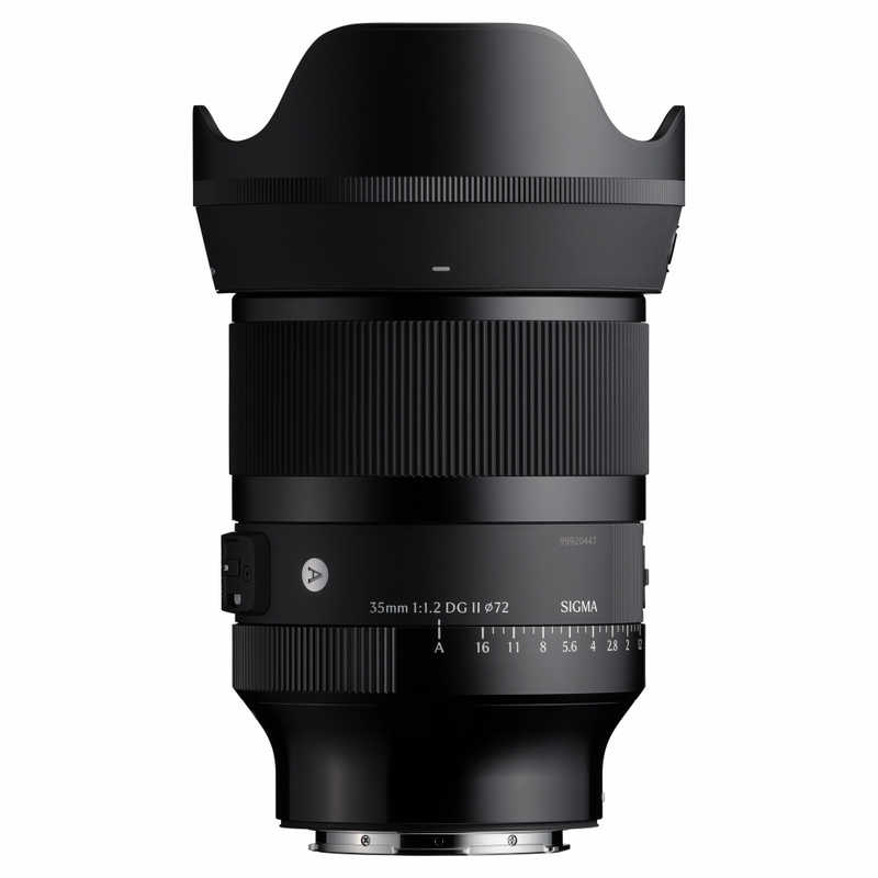 【商品解説】35mm F1.2だけが描ける、高い解像力と大きく美しいボケ味の融合さらに向上した光学性能と操作性を小型軽量なボディに凝縮 ●色収差とサジタルコマフレアを極限まで抑制 SLDガラスや異常分散性の高い高屈折率ガラス、4枚のガラスモールド両面非球面レンズを採用することで軸上色収差やサジタルコマフレアを徹底的に補正しつつ、大幅な小型化を実現。高い光学性能が特長の従来機種Sigma 35mm F1.2 DG DN Artと比べ、画面の中心から周辺部にわたって性能がさらに向上しているため、開放F値1.2を積極的に活用できます。●F1.2だからこそこだわった美しいボケ 徹底的に追求した諸収差の補正により、ピントの合った面のシャープさはもちろん、色にじみや二線ボケを抑えた美しいボケ味を実現。F1.2ならではの豊かなボケを作品づくりに存分に活かせます。●フォーカスブリージングを抑えた設計 フォーカス群の配置と非球面形状の最適化により、フォーカスブリージングを大幅に抑制。ピント移動による画角変化が少ないので、動画撮影におけるフォーカス送りの自然な表現が可能です。●フレア・ゴーストに配慮した設計 画質を低下させるフレア・ゴーストに関しては、最先端のシミュレーション技術をもとに、あらゆる条件の入射光への対策を行っています。高い逆光耐性により、どんな光の条件下でもクリアで抜けの良い撮影が可能です。●フローティングフォーカス採用による高性能化と小型軽量化の両立 2つのフォーカス群を独立して移動させるフローティングフォーカス構成の採用により、Sigma 35mm F1.2 DG DN Artを上回る光学性能を達成しつつ、フォーカス群の重さを大幅に軽減。さらに4枚の非球面レンズや高屈折率ガラスの使用や各レンズの薄型化を徹底することにより、従来機種と比べて約30％の軽量化と約20%の全長短縮を実現しています。●デュアルHLAの採用 2つのフォーカス群をそれぞれリニアモーターHLA（High-response Linear Actuator）で駆動するデュアルHLAを採用しています。また、それぞれのモーターに複数の磁石を用いた構成により、高い推力を維持しつつフォーカスユニットの小型化を実現。従来のカム駆動と比べて大幅な軽量化を達成すると同時に、高速かつ静粛なAF撮影を可能にしています。●表現の道具としての矜持、Artライン仕様の高いビルドクオリティ アルミニウムやTSC※1などの素材を用いた高精度なパーツを組み上げていくことで、携行性を損なうことなくArtライン仕様の高いレベルの剛性感と耐久性、そして撮影道具として長く信頼して使用できるビルドクオリティを備えています。※1アルミニウムと同等の熱収縮率を持つポリカーボネート。金属部品との親和性が高く、精度の高い製品作りに貢献します。●各種撮影アシスト機能を搭載 任意の機能を割り当てられるAFLボタンを搭載。絞りリングに加え、絞りリングのロックスイッチと、クリックのON / OFFを切り換えられるクリックスイッチも搭載しています。●防塵防滴構造※2・撥水防汚コートを採用 防塵防滴仕様のボディに加え、レンズ最前面には撥水防汚コートが施されているため、屋外の厳しい環境下でも安心して撮影できます。※2防塵・防滴に配慮した構造となっており、防水構造ではありません。水辺などでの使用では、大量の水が掛からないように注意してください。水がレンズ内部に入り込むと、故障の原因となり、修理不能になる場合があります。●ロック付花形フード付属 専用の花形フードを付属。ロック機構付きなので、確実な装着が可能です。【スペック】●型式：35MMF1.2DGII（A）（35MMF1.2DGII(A)）●JANコード：0085126370695最大径×全長：81×111.4mmフィルター径：72mm本体重量：755g画角：63.4°レンズ構成：13群17枚（SLDガラス1枚、非球面レンズ4枚）最小絞り：F16絞り羽根枚数：11枚(円形絞り)焦点距離：35mm(35mm換算：約53mm)最短撮影距離：28cm最大撮影倍率：1：5.3付属品：・ポーチ ・レンズフード LH782-04 ・フロントキャップ LCF-72 IV ・リアキャップ LCR IIIこの商品は宅配便でお届けする商品です出荷可能日から最短日時でお届けします。※出荷完了次第メールをお送りします。配送サービス提供エリアを調べることができます「エリア検索」をクリックして、表示された画面にお届け先の郵便番号7桁を入力してください。ご購入可能エリア検索お買い上げ合計3,980円以上で送料無料となります。※3,980円未満の場合は、一律550円（税込）となります。●出荷可能日から最短日時でお届けします。（日時指定は出来ません。）　※お届け時に不在だった場合は、「ご不在連絡票」が投函されます。　「ご不在連絡票」に記載された宅配業者の連絡先へ、再配達のご依頼をお願いいたします。●お届けは玄関先までとなります。●宅配便でお届けする商品をご購入の場合、不用品リサイクル回収はお受けしておりません。●全て揃い次第の出荷となりますので、2種類以上、または2個以上でのご注文の場合、出荷が遅れる場合があります。詳細はこちら■商品のお届けについて商品の到着日については、出荷完了メール内のリンク（宅配業者お荷物お問い合わせサービス）にてご確認ください。詳しいお届け目安を確認する1度の注文で複数の配送先にお届けすることは出来ません。※注文時に「複数の送付先に送る」で2箇所以上への配送先を設定した場合、すべてキャンセルとさせていただきます。