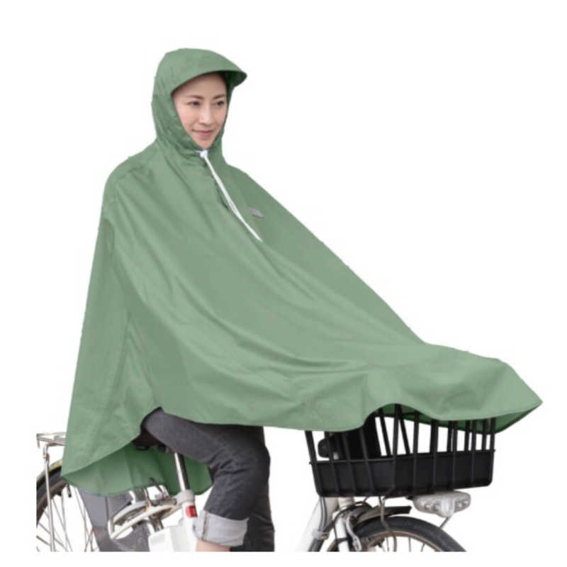 【商品解説】自転車通勤・通学におすすめ!パッと簡単に着脱できる頭から被るだけなので、急な雨でも素早く着用できます。ハンドル周りまで覆えるので、手元が濡れず、ブレーキ操作も安全に行えます。ヘルメット併用可フードを被った上からヘルメットを着用することができます。※あごヒモは襟が挟まらないようにあごに直接かけてください。前カゴも足元も濡れにくいメクレ防止クリップで、走行中にポンチョのスソがバタついたり、めくれてしまうのを防ぎます。カゴの中の荷物も雨から守れます!ムレを抑えて涼しく快適体とポンチョの間に空間ができるため、レインジャケットに比べて通気性が高く、蒸れにくいです。特に気温の高い夏場は快適さが違います。雨水の侵入を防ぐ二重フラップ構造首元は二重フラップ構造だから、走行中にポンチョ内へ雨水が侵入することを防ぎます。夜間も安心背中と胸元の反射素材で、夜間でも車などから、視認されやすく安全です。【スペック】●型式：ソフトカーキ（ソフトカーキ）●JANコード：4516076070022性別：ユニセックス素材：生地：ポリエステル（裏：PVCラミネート）シームテープ：PVCクリップ：PBT樹脂サイズ：フリーサイズ仕様1：【適応身長】身長150cm〜175cm仕様2：【適応自転車サイズ】24インチ〜27インチ　※前カゴ付き自転車専用(スポーツ車・前子乗せ装着車使用不可)仕様3：【サイズ】(約)前着丈112×後丈86×裾幅125cmこの商品は宅配便でお届けする商品です出荷可能日から最短日時でお届けします。※出荷完了次第メールをお送りします。配送サービス提供エリアを調べることができます「エリア検索」をクリックして、表示された画面にお届け先の郵便番号7桁を入力してください。ご購入可能エリア検索お買い上げ合計3,980円以上で送料無料となります。※3,980円未満の場合は、一律550円（税込）となります。●出荷可能日から最短日時でお届けします。（日時指定は出来ません。）　※お届け時に不在だった場合は、「ご不在連絡票」が投函されます。　「ご不在連絡票」に記載された宅配業者の連絡先へ、再配達のご依頼をお願いいたします。●お届けは玄関先までとなります。●宅配便でお届けする商品をご購入の場合、不用品リサイクル回収はお受けしておりません。●全て揃い次第の出荷となりますので、2種類以上、または2個以上でのご注文の場合、出荷が遅れる場合があります。詳細はこちら■商品のお届けについて商品の到着日については、出荷完了メール内のリンク（宅配業者お荷物お問い合わせサービス）にてご確認ください。詳しいお届け目安を確認する1度の注文で複数の配送先にお届けすることは出来ません。※注文時に「複数の送付先に送る」で2箇所以上への配送先を設定した場合、すべてキャンセルとさせていただきます。