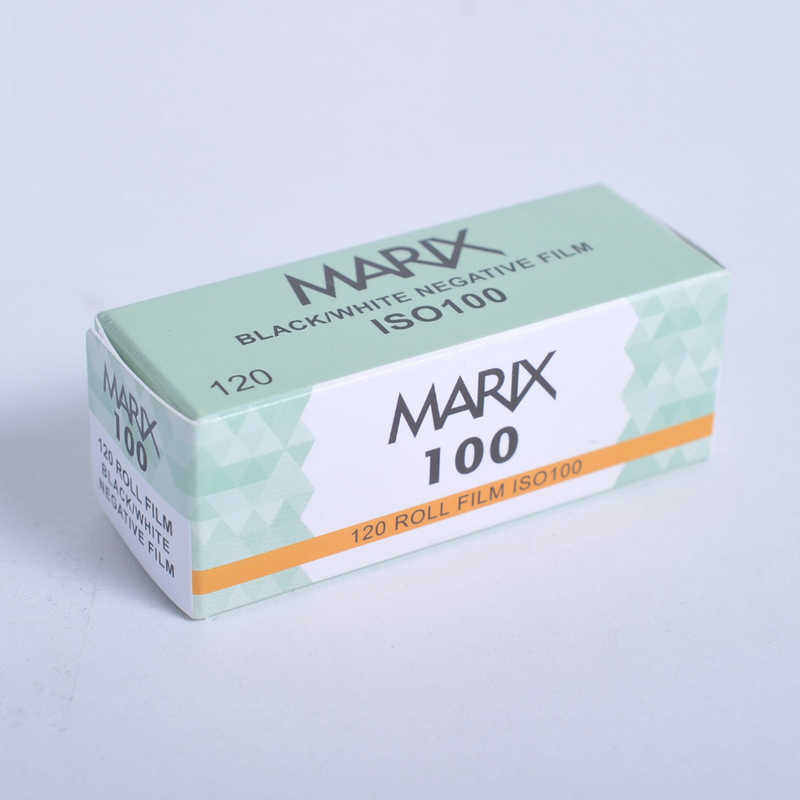 【商品解説】120 ブローニーサイズ新商品登場！常用感度ISO100の素晴らしい粒子性です！【スペック】●型式：MARIX120-BW100（MARIX120BW100）●JANコード：4580090033585この商品は宅配便でお届けする商品です出荷可能日から最短日時でお届けします。※出荷完了次第メールをお送りします。配送サービス提供エリアを調べることができます「エリア検索」をクリックして、表示された画面にお届け先の郵便番号7桁を入力してください。ご購入可能エリア検索お買い上げ合計3,980円以上で送料無料となります。※3,980円未満の場合は、一律550円（税込）となります。●出荷可能日から最短日時でお届けします。（日時指定は出来ません。）　※お届け時に不在だった場合は、「ご不在連絡票」が投函されます。　「ご不在連絡票」に記載された宅配業者の連絡先へ、再配達のご依頼をお願いいたします。●お届けは玄関先までとなります。●宅配便でお届けする商品をご購入の場合、不用品リサイクル回収はお受けしておりません。●全て揃い次第の出荷となりますので、2種類以上、または2個以上でのご注文の場合、出荷が遅れる場合があります。詳細はこちら■商品のお届けについて商品の到着日については、出荷完了メール内のリンク（宅配業者お荷物お問い合わせサービス）にてご確認ください。詳しいお届け目安を確認する1度の注文で複数の配送先にお届けすることは出来ません。※注文時に「複数の送付先に送る」で2箇所以上への配送先を設定した場合、すべてキャンセルとさせていただきます。