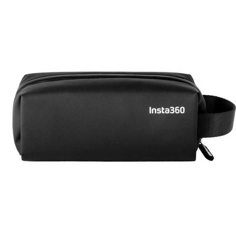 【商品解説】●Insta360 収納バッグ 持ち運びに便利なポータブルデザイン。●簡単かつ柔軟にパッキング可能 カメラと主要アクセサリーを1つのバッグに収納でき、身軽な旅行のニーズに応えます。●調整可能な仕切り 取り外し可能なベルクロ式の仕切り板が2枚付いており、内部の収納をカスタマイズできます。●外部環境から保護。軽量で耐水性に優れた素材を使用し、あらゆる環境でギアを保護します。【スペック】●型式：CINSBBTL-01（CINSBBTL01）●JANコード：6942590200696仕様1：重量：135gサイズ：180×85×70mm素材：ファブリック、EVA【注意事項・特記事項】Insta360製品のサポートに関して修理・初期不良、購入後はメーカーサポートで承っております。商品のサポートに関するお問い合わせはメーカーサポート窓口にご連絡ください。この商品は宅配便でお届けする商品です出荷可能日から最短日時でお届けします。※出荷完了次第メールをお送りします。配送サービス提供エリアを調べることができます「エリア検索」をクリックして、表示された画面にお届け先の郵便番号7桁を入力してください。ご購入可能エリア検索お買い上げ合計3,980円以上で送料無料となります。※3,980円未満の場合は、一律550円（税込）となります。●出荷可能日から最短日時でお届けします。（日時指定は出来ません。）　※お届け時に不在だった場合は、「ご不在連絡票」が投函されます。　「ご不在連絡票」に記載された宅配業者の連絡先へ、再配達のご依頼をお願いいたします。●お届けは玄関先までとなります。●宅配便でお届けする商品をご購入の場合、不用品リサイクル回収はお受けしておりません。●全て揃い次第の出荷となりますので、2種類以上、または2個以上でのご注文の場合、出荷が遅れる場合があります。詳細はこちら■商品のお届けについて商品の到着日については、出荷完了メール内のリンク（宅配業者お荷物お問い合わせサービス）にてご確認ください。詳しいお届け目安を確認する1度の注文で複数の配送先にお届けすることは出来ません。※注文時に「複数の送付先に送る」で2箇所以上への配送先を設定した場合、すべてキャンセルとさせていただきます。