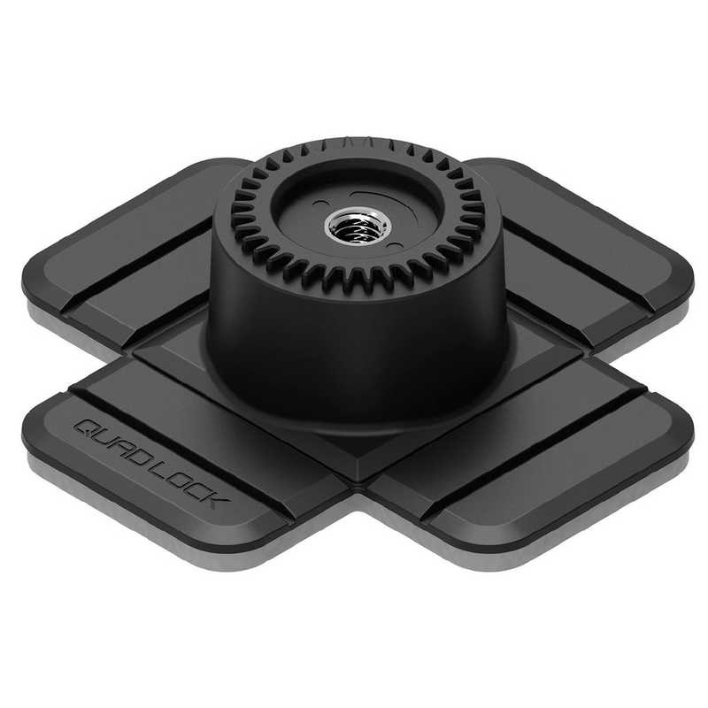 【商品解説】360シリーズとは、様々なシーンで装着場所や用途に合わせ、お好みでスマホホルダーを組み立てられるシリーズ。このベースで、平らな場所であれば、傾きがある場所や垂直でも取り付け可能です。アームパーツ/ヘッドパーツと組み合わせてご使用ください。平面や曲面への取り付けに適した、フレキシブルな粘着ベースです。3Mの強力な両面テープにより固定します。3M 粘着剤を使用した本製品には4つのタブがあり、曲面に合わせて曲げることができます。適合と注意点両面テープに適さない素材の面には取り付けできません。必ず自己責任で、しっかりと取り付けできていることを確認してからご使用ください。極端にカーブした面には使用できません。本製品は、Quad Lock 360シリーズ専用です。必ずARM(アーム)、HEAD(ヘッド)パーツとセットでお買い求めください。本製品に付属するネジは、ARM(アーム)、HEAD(ヘッド)パーツと接続するためのものです。Quad Lock 360 とはボート、カヤック、フライト、音楽、アウトドア、スノーモービル、オフロードアクティビティ。Quad Lockユーザーが、200パターン以上の組み合わせでライフスタイルに合わせたマウントを構築できる、新しい選択肢です。Quad Lock 360 の基本セット【HEAD (ヘッド) + ARM (アーム) + BASE (ベース)】またはARMを除いた【HEAD (ヘッド) + BASE (ベース)】の2通りの組み合わせから選ぶことができます。それぞれのパーツには、複数のオプションが用意されており、ご自身が取り付けたい場所にあったパーツを選び組み合わせることができます。【スペック】●型式：QLP-360-FAB（QLP360FAB）●JANコード：9348943016384この商品は宅配便でお届けする商品です出荷可能日から最短日時でお届けします。※出荷完了次第メールをお送りします。配送サービス提供エリアを調べることができます「エリア検索」をクリックして、表示された画面にお届け先の郵便番号7桁を入力してください。ご購入可能エリア検索お買い上げ合計3,980円以上で送料無料となります。※3,980円未満の場合は、一律550円（税込）となります。●出荷可能日から最短日時でお届けします。（日時指定は出来ません。）　※お届け時に不在だった場合は、「ご不在連絡票」が投函されます。　「ご不在連絡票」に記載された宅配業者の連絡先へ、再配達のご依頼をお願いいたします。●お届けは玄関先までとなります。●宅配便でお届けする商品をご購入の場合、不用品リサイクル回収はお受けしておりません。●全て揃い次第の出荷となりますので、2種類以上、または2個以上でのご注文の場合、出荷が遅れる場合があります。詳細はこちら■商品のお届けについて商品の到着日については、出荷完了メール内のリンク（宅配業者お荷物お問い合わせサービス）にてご確認ください。詳しいお届け目安を確認する1度の注文で複数の配送先にお届けすることは出来ません。※注文時に「複数の送付先に送る」で2箇所以上への配送先を設定した場合、すべてキャンセルとさせていただきます。