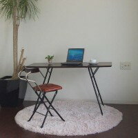 ゆるやかなカーブを描く樽型の天板を使用したテーブルです。脚部分を折りたたむと厚み6.5cmなので、お部屋のちょっとした隙間に収納できます。サイズ幅1200× 奥行500× 高さ680mm、折り畳み時:幅500× 奥行65× 高さ1200mm...