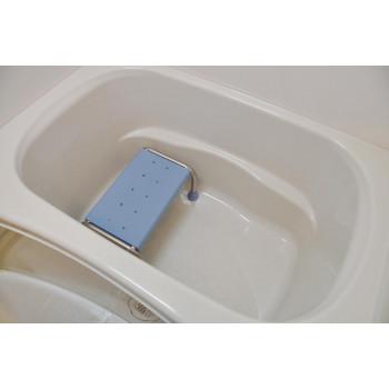 浴槽へ入るときや出るときの台座として使えます。お湯の中でもはっきり見やすいカラーです。丈夫でさびにくいステンレス製から作られました。ゆっくり両足を乗せられる天板です。お風呂の中でも外でもどちらでも使えます。吸盤の脚ゴムでしっかり固定できます。サイズW45×D30×H15cm、天板サイズ:W37×D23cm個装サイズ：46×31×70cm重量約1600g個装重量：8400g素材・材質天板(PP)、支柱(ステンレス)、先ゴム(NR+SBR)、ネジ・ワッシャー(ステンレス)仕様耐荷重:100kg以下浴槽底面平面部:45cm以上必要組立完成品生産国台湾お部屋のテイストに合わせた家具選びラグジュアリー カジュアル 北欧 ノルディック 西海岸 グランジ なかっこいい系テイストや レトロ フェミニン ヴィンテージ ビンテージ モダン シンプル フレンチ カントリー アンティーク エレガンス ガーリー ミッドセンチュリー ポップ などの可愛くキュートなお部屋作りに合う家具を提供しております。また、 スタイリッシュ cafe風 カフェ ヨーロッパ クール 北欧家具 デザイナーズ アジアン エスニック 姫系 イタリア イタリアン ヨーロピアン などの店内家具なども多数取り扱いしております。更に、 和 和室 都会的 モノトーン アーバン エレガント クラシック 優雅 グラマラス 英国風 シック 王室 貴族 フレンチ 南仏 アメリカン 英国 リゾート ベーシック アーバンモダン モダンリビング クラシカル 小悪魔 ヨーロッパ風 な伝統や暖かさを取り入れた家具や プリンセス系 プリンセス セレブ 姫家具 白家具 シャビー おしゃれ お洒落 かわいい 和風 Clear クリア 男前インテリア ロココ調 インダストリアル DIY リメイク風 バスロールサイン ユーズド風 男前家具 などのクールな家具まで幅広くご用意しております。→テイストで探す新生活や贈り物、ビジネスシーンにこれから新しく生活を始める方や新居お引越しの方など 新生活 ワンルーム ひとり暮らし 1R 1K ふたり暮らし ファミリータイプ 一人暮らし ファミリー 二人暮らし ホテル リラックス 家庭用 引っ越し 結婚 新婚 デザイン お一人様 おすすめ 通販 アウトドア リビング 書斎 人気 様々なお部屋作りに対応できる家具をご用意してます！また、恋人 友人 レディース メンズ ギフト 母の日 父の日 出産祝い 可愛い 子供 ジュニア 父の日 母の日 ベビー 小学生 女性 大人 記念 女の子 プレゼント 男の子 内祝い 誕生日 マタニティ 男性 セクシー ペア 赤ちゃん 初節句 などの大切な方やご家族、お祝いごとのプレゼント・ギフトとしてもオススメしております！快適なオフィス作りやショールーム モデルルーム 業務用 店舗 什器 ビジネス オフィス インテリア などのビジネス利用も可能です！春 春夏 秋 冬 夏 オールシーズン 使える家具や 防災 地震 地震対策 転倒防止 耐震 用の家具も提供しております！→用途で探す 店長の一言 当店は生活を豊かにする収納・ベッド・ソファなどの家具、寝具・カーテン・ラグなど様々なスタイルのインテリアをお 安い 特価 にて品数豊富に取り揃えております。送料無料(一部地域を除く)・後払い(5万円以下対象)にも対応しており安心して 激安 価格でお買い物が出来るように努めております。商品のお問い合わせやご要望等もお気軽にご相談くださいませ。fk094igrjs