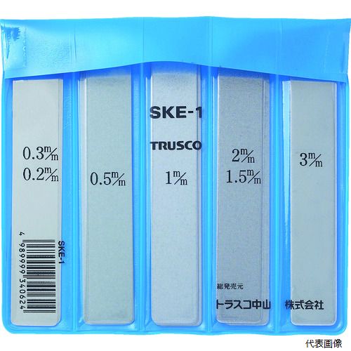 【特長】 ●各種バイト、治具その他の下に敷き旋盤、シカル盤、ミーリング、セーパープレス、ボール盤すべての芯出しに使用でき、大変便利です。 ●厚さ調整にもご利用できます。 【仕様】 ●幅(mm)：20 ●長さ(mm)：120 ●セット内容厚さ(mm)×枚数：0.2×2、0.3×3、0.5×4、1.0×3、1.5×1、2.0×1、3.0×1 【用途】 ●芯出し作業に。 【入数】 ●1S/15枚 他のサイズはこちら 在庫のない商品は検索に表示されない場合がございます　