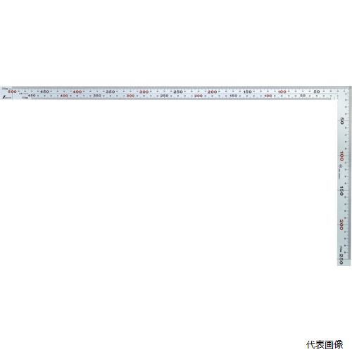 【特長】 ●JIS規格の曲尺です。 ●重厚でがっしりした厚手広巾タイプの曲尺です。 ●鉄工・土木工事に適しています。 ●光の反射をおさえ、目盛が見やすくなっています。 ●目盛がエッチングのため消えません。 【用途】 ●直角を調べ、線引きに。 ●長辺(mm)：520 ●短辺(mm)：260 ●幅(mm)：20 ●厚さ(mm)：2 ●目盛仕様：表裏cm ●長さの許容差：全長±0.2mm ●直角度：100mmで±0.1mmを超えない ●形状：厚手広巾両面 ●目盛：mm表示 【材質／仕上】 ●ステンレス(SUS410) 【入数】 ●1本 他のサイズはこちら 在庫のない商品は検索に表示されない場合がございます　
