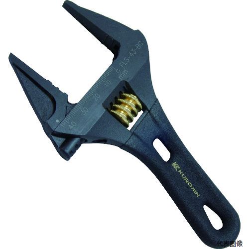 【特長】 ●軽量・薄型タイプかつワイドな開口です。 ●狭い場所でさまざまなサイズのボルトを回すのに最適です。 ●ボルトやナットの角を傷つけにくい独自形状です。 ●便利な目盛付です。 ●すべりにくいグリップ付タイプです。 ●でっぱりが少なく狭い場所でも使いやすくなっています。 ●0mmまで閉じるので、小さいものまでしっかりとつかめます。 【用途】 ●ボルト・ナットの締め緩めに最適です。 ●水道管、ガス管等への継手の取り付け・取り外しに最適です。 【仕様】 ●全長(mm)：156 ●最大口開き(mm)：43 ●色：黒/金 ●薄型・軽量で、便利な目盛付です。 【材質／仕上】 ●特殊鋼 【注意】 ●本来の目的以外では使用しないでください。 ●作業時は周り安全を確かめてご使用ください。 ●保護メガネ等を着用して作業してください。 ●必ず下アゴ側へ力をかけてください。 ●パイプ等を利用しての使用はしないでください。 【入数】 ●1丁 他のサイズはこちら 在庫のない商品は検索に表示されない場合がございます　