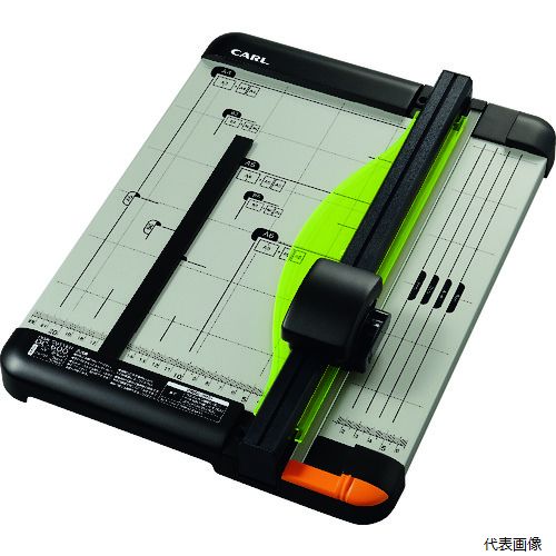 【特長】 ●裁断用途に合わせて2面を使い分けできます。 ●スライダーレール横の左右の板面は、裁断用途に応じて紙あて定規の設置場所を選べます。 ●回転刃はスライダー内部についており、安全にカッティング可能です。 ●短冊切りなどの細かな裁断には紙あて定規を右板面に設置することで効率よく裁断できます（目盛り表示付き）。 ●紙押さえ板に集光素材を採用し、裁断位置が把握しやすい20枚裁断機です。 ●スライダーを押しながらスライドさせる裁断方法は少しの力で安全かつ正確に裁断可能です。 ●定型用紙を半分に裁断する際は、紙あて定規を左板面に設置することで正確に裁断可能です。 【仕様】 ●全長(mm)：393 ●奥行(mm)：304 ●高さ(mm)：79 ●裁断幅(mm)：310(A4サイズ) ●適合替刃：K-18、DCC-28、DCC-29 ●タイプ：A4サイズ ●本体サイズW(mm)：304 ●本体サイズL(mm)：393 ●本体サイズH(mm)：79 ●適合替カッターマット：DCM−310 ●回転刃式裁断機 ●裁断枚数：丸刃20枚、ミシン目刃3枚 【材質／仕上】 ●SPCC、ABS 【注意】 ●購入時は丸刃とカッターマットが本体に装着済みです。 【入数】 ●1台 他のサイズはこちら 在庫のない商品は検索に表示されない場合がございます　