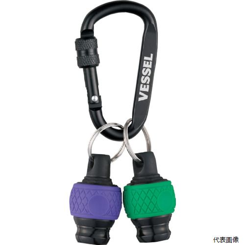 【特長】 ●ボールグリップドライバー、電ドラボール［［R上］］のグリップと同じデザイン形状です。 ●ボールグリップドライバーのグリップの色と合わせられるカラーをラインアップしました。 ●強化プラスチックを用いた軽量設計です。 ●チャックスライド部はクッショングリップでソフトな手触りです。 ●変色に強いアルマイト処理をおこなっています。 ●ビットを差し込めばドライバーとして使用可能です(M4サイズの小ネジ、締付トルク2N・mまで)。 ●カラビナ付の色違い2個セットです。 【用途】 ●ビットの持ち運びに。 ●建築、電気工事、クーラー・空調、足場組立、土木など幅広い作業に。 【仕様】 ●色：緑・紫 ●差込角(mm)：6.35 ●幅(mm)：56 ●奥行(mm)：28 ●高さ(mm)：121 ●クイックキャッチャー取付最大重量：500g ●カラビナ取付最大重量：1500g 【材質／仕上】 ●本体：ガラス繊維入りナイロン、ABS、エラストマー ●スリーブ：アルミ ●リング：ばね鋼(トルク2N・mまで) ●カラビナ：アルミ 【セット内容／付属品】 ●カラビナ 【注意】 ●取り付け工具重量最大500gまで。 ●ドライバーとして使用する際に、必要以上に無理な力で使用しないでください。 ●クイックキャッチャーに他社製キーアダプターは取付できません。 ●ビットを奥まで差し込み、抜けないことを確認してからご使用ください。 ●着脱時はビットをしっかりと持ち、不意の落下を防いでください。 【入数】 ●1個 他のサイズはこちら 在庫のない商品は検索に表示されない場合がございます　