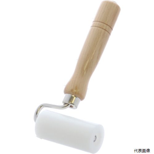【特長】 ●ジュラコン［［R上］］樹脂を使用しスムーズに回転します。 ●コストパフォーマンスに優れています。 ●一番安いタイプのローラーです。 【用途】 ●クロスのジョイント押さえに。 ●クロスのジョイントやシール、巾木の押えに。 【仕様】 ●ローラー径(mm)：φ35 ●幅(mm)：75 ●柄長さ(mm)：140 ●柄長さ：140mm ●ベアリングなし ●コマはジュラコン［［R上］］を使用 【材質／仕上】 ●ローラー部：ジュラコン［［R上］］樹脂 【注意】 ●ジュラコン（R）はポリプラスチックス(株)の商標または登録商品です。 【入数】 ●1本 他のサイズはこちら 在庫のない商品は検索に表示されない場合がございます　