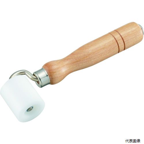 【特長】 ●さびない高級ベアリングを使用し、耐久性に優れ、大変スムーズに回ります。 ●後部に突起物が叩けるよう金具が付けてあります。 ●ベアリング入で回転がスムーズなプロ仕様です。 【用途】 ●ビニールクロスや腰の強い壁紙に。 ●壁紙クロスのジョイントコーナー押さえに。 ●クロスのジョイントやシール、巾木の押えに。 【仕様】 ●ローラー径(mm)：φ35 ●幅(mm)：40 ●柄長さ(mm)：140 ●硬度：118 ●ベアリング入 ●コマはジュラコン［［R上］］を使用 【材質／仕上】 ●ローラー部：ジュラコン［［R上］］樹脂 【注意】 ●ジュラコン（R）はポリプラスチックス(株)の商標または登録商品です。 【入数】 ●1本 他のサイズはこちら 在庫のない商品は検索に表示されない場合がございます　