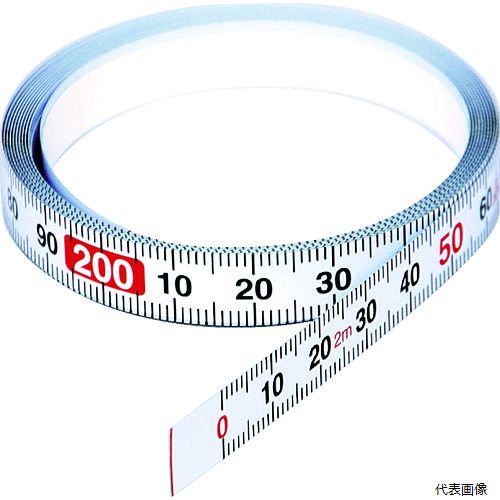 【特長】 ●粘着テープ付フラットテープです。 ●カットが自由にできます。 ●数字を左から右に配置しています。 ●目盛数字はミリ単位数字を採用しています。 【用途】 ●作業台、機械などへの取り付けに。 ●デスク、作業台、工作機械などの基準目盛用。 【仕様】 ●全長(mm)：2000 ●幅(mm)：10 ●厚さ(mm)：0.3 ●目盛ピッチ(mm)：1 ●数字ピッチ(mm)：10 ●目盛タイプ：正目盛 ●粘着テープ有無：有 ●粘着テープ付フラットテープ 【材質／仕上】 ●スチール 【入数】 ●1個 他のサイズはこちら 在庫のない商品は検索に表示されない場合がございます　