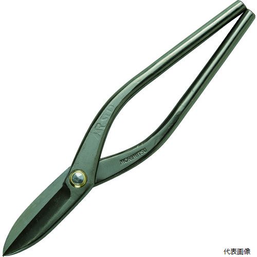 【特長】 ●砂鉄系刃金日立安来SLD鋼を刃に使用しています。 ●表面はクロニッケルメッキ仕上げです。 ●本職用板金ハサミです。 ●直線切り用です。 ●鉄板・銅板・ステンレス・ガルバリューム鋼板と幅広い板材の切断に対応しています。 【用途】 ●カラートタン・ステンレス・ガルバニウム鋼板と建材用薄板鋼板全般に使用できます ●主対応素材：ステンレス・GL鋼板 【仕様】 ●切断能力(mm)鉄板：0.6 ●切断能力(mm)銅板：0.8 ●切断能力(mm)ステンレス板：0.5 ●全長(mm)：320 ●刃長(mm)：80 ●刃先：直刃 ●タイプ：鉄板用 【材質／仕上】 ●本体：極軟鋼(SAE1006) ●刃：日立安来鋼(SLD) 【入数】 ●1丁 他のサイズはこちら 在庫のない商品は検索に表示されない場合がございます　