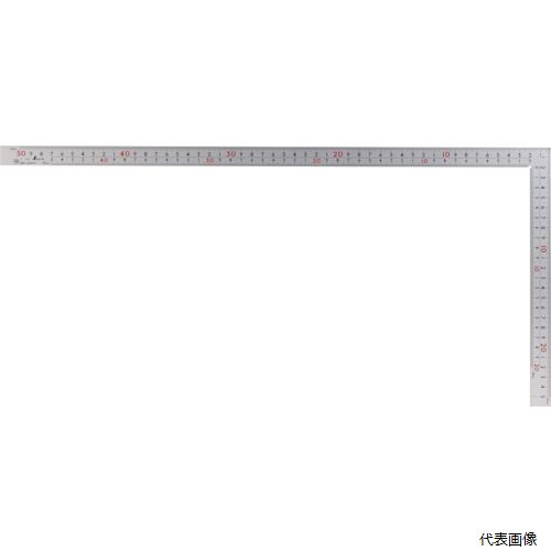 【特長】 ●JIS規格の曲尺です。 ●重厚でがっしりした厚手広巾タイプの曲尺です。 ●鉄工・土木工事に適しています。 ●8段目盛は両面8つの側面全てに目盛が入っています。 ●衝撃に強く角度の狂いにくい厚手広巾タイプです。 ●シルバー加工で表面の反射を抑え目盛が読み取りやすくなっています。 【用途】 ●長さの測定、直角の確認やケガキ作業に。 ●長辺(mm)：520 ●短辺(mm)：260 ●幅(mm)：20 ●厚さ(mm)：2 ●目盛仕様：表裏cm ●長さの許容差：全長±0.2mm ●直角度：100mmで±0.1mmを超えない ●目盛：cm表示 【材質／仕上】 ●ステンレス(SUS410) 【注意】 ●電気に触れる恐れのある場所では使用しないで下さい。 【入数】 ●1本 他のサイズはこちら 在庫のない商品は検索に表示されない場合がございます　