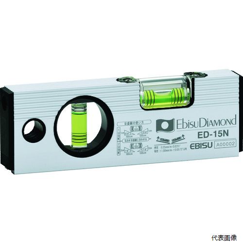 【特長】 ●樹脂製フラット型サイドキャップ付で建材等を傷つけません。 ●6本線気泡管は、勾配の1/100（1分勾配）・2/100（2分勾配）が測定できます。 ●拡大レンズ付で大変見やすいです。 ●精度の調整機構付で大変便利です。 ●測定基準面がV溝付でパイプ等の測定ができます。 ●蓄光付で明るい所で光を蓄積して暗い所で数分間発光します。 ●水平気泡管は拡大レンズ付きで見やすいです。 【用途】 ●水平・垂直の測定に。 【仕様】 ●長さ(mm)：150 ●高さ(mm)：51 ●厚さ(mm)：19.5 ●マグネット：なし ●本体色：シルバー ●気泡管色：グリーン ●精度：±1.00mm/m=±0.0573°以内 ●感度：0.35mm/m=0.0201° 【材質／仕上】 ●本体：アルミ合金押出材硬化処理 ●気泡管：アクリル樹脂（PMMA） ●キャップ：ABS樹脂 ●プロテクター：エラストマー樹脂 【入数】 ●1個 他のサイズはこちら 在庫のない商品は検索に表示されない場合がございます　