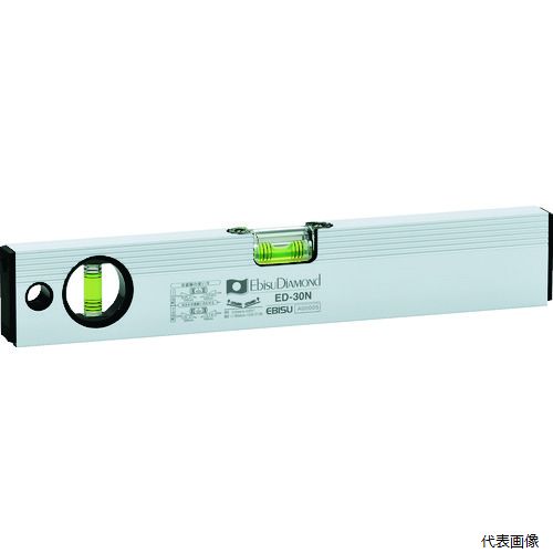 【特長】 ●樹脂製フラット型サイドキャップ付で建材等を傷つけません。 ●6本線気泡管は、勾配の1/100（1分勾配）・2/100（2分勾配）が測定できます。 ●拡大レンズ付で大変見やすいです。 ●精度の調整機構付で大変便利です。 ●測定基準面がV溝付でパイプ等の測定ができます。 ●蓄光付で明るい所で光を蓄積して暗い所で数分間発光します。 ●水平気泡管は拡大レンズ付きで見やすいです。 【用途】 ●水平・垂直の測定に。 【仕様】 ●長さ(mm)：300 ●高さ(mm)：51 ●厚さ(mm)：19.5 ●マグネット：なし ●本体色：シルバー ●気泡管色：グリーン ●精度：±1.00mm/m=±0.0573°以内 ●感度：0.35mm/m=0.0201° 【材質／仕上】 ●本体：アルミ合金押出材硬化処理 ●気泡管：アクリル樹脂（PMMA） ●キャップ：ABS樹脂 ●プロテクター：エラストマー樹脂 【入数】 ●1個 他のサイズはこちら 在庫のない商品は検索に表示されない場合がございます　