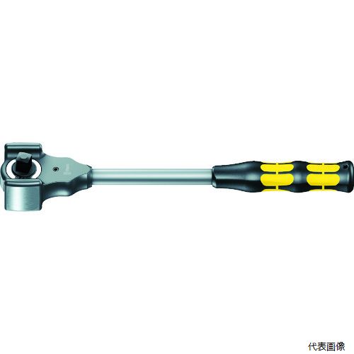 【特長】 ●ハンマーとしても使用できる画期的な屈強なラチェットハンドルです。 ●差込角をワンプッシュで反対方向に押し出すことで、正逆回転の変更が可能です。 ●ラチェットは最低でも600N以上の負荷に耐えられます。 ●ギア数60枚で6°刻みの滑らかな回転です。 ●グリップエンド部に差込口があり、別売のエクステンションバーで延長して使用できます。 ●叩き面に装着できるソフトパット(ヘッドラバー)付です。 【仕様】 ●歯数(枚)：60 ●差込角(mm)：凸12.7 ●全長(mm)：341 ●別売エクステンションバー：003695 【材質／仕上】 ●特殊工具鋼 【セット内容／付属品】 ●ヘッドラバー ●収納用ポーチ 【入数】 ●1個 他のサイズはこちら 在庫のない商品は検索に表示されない場合がございます　