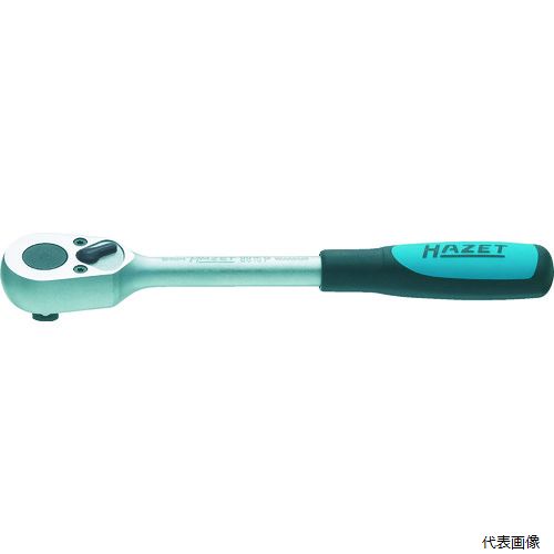 【特長】 ●スタンダードタイプのラチェットです。 ●樹脂グリップ付ですので手の滑りを防ぎ、手に優しく力をかけやすくしています。 ●耐荷重優先のギア数構成ですが、ギアの軽いフィーリングが好評です。 【用途】 ●ソケットドライブ用。 【仕様】 ●歯数(枚)：30 ●差込角(mm)：凸9.5 ●全長(mm)：199 【材質／仕上】 ●本体：クロムバナジウム鋼 ●グリップ：樹脂 【入数】 ●1個 他のサイズはこちら 在庫のない商品は検索に表示されない場合がございます　