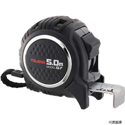 【特長】 ●通常テープより測定距離が伸びる剛性力1.5倍のストロングテープを採用しています。(当社比) ●弾性樹脂で全身をガードしています。 ●落下時の衝撃から爪を守るフックガードバンパー ●0点補正移動爪 ●ショックアブソーバー付 【用途】 ●長さ測定用。 ●テープ長さ(m)：5 ●テープ幅(mm)：25 ●水平保持(m)：2.6 ●目盛仕様：メ−トル目盛、JIS1級、両面目盛 ●爪仕様：剛厚爪 ●0点補正移動爪：○ ●455ピッチ表示：○ ●色：黒 ●両面目盛 ●大型ベルトクリップ付 ●ストラップ付 ●ベルトフック付 【材質／仕上】 ●テープ：スチール ●ばね：スチール ●ケース：ABS樹脂 ●カバー：エラストマー樹脂 【注意】 ●本製品には通電性があります。感電に注意して下さい。 ●テープのエッジで手を切る恐れがありますので、手袋を着用して下さい。 【入数】 ●1個 他のサイズはこちら 在庫のない商品は検索に表示されない場合がございます　
