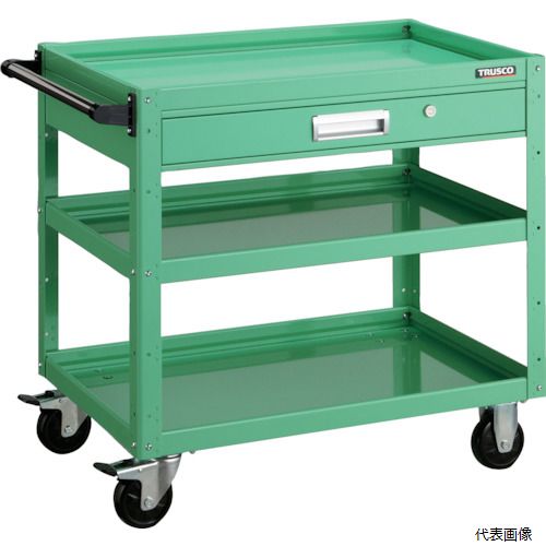 ※この商品はメーカー直送の為「代引き不可」となります ※大型商品のため発送後到着迄に時間がかかる事がございます 　到着日時はお手元の送り状に記載された番号から確認下さい ※日時・時間指定はできません。 【特長】 ●車輪と共に車軸もロックするダブルロック仕様のキャスターです。また、キャスターを底板に取り付けることにより、キャスターが飛び出しにくい構造になっており、車輪が邪魔になりません。 ●アングル支柱に突起を出し、棚板を固定することにより縦横のゆれを軽減します。 ●棚板は皿型・フラット型の表裏両面使用できます。 ●棚板の組付けは、内側にフランジ付ナットを使用しているため、外側から六角レンチで締め付けることで組み立てが可能です。 【用途】 ●工場内の運搬作業や、ピッキング作業に、またライン作業における工具置き台、部品、商品の仮置きに。 【仕様】 ●最大積載量(kg/台)：200 ●均等積載量(kg/段)：120 ●色：ヤンググリーン ●間口(mm)：829 ●奥行(mm)：500 ●高さ(mm)：740 ●段数(段)：3 ●キャスター径(mm)：100 ●こぼれ止め高さ(mm)：40 ●棚板：こぼれ止め付棚板(表裏両用) ●引出し内寸(mm)間口×奥行×深さ：644×374×58 ●キャスター：自在式(Wストッパー付)100mm(2個)固定式100mm(2個) ●特許第4866138号登録商品 【材質／仕上】 ●本体：スチール ●キャスター金具：スチール ●車輪：ゴム 【注意】 ●「最大積載量」とは、各棚板の表面に均一に荷重をかけた場合に、耐えられる重さの合計をいいます。 ●「均等積載量」とは、棚板の表面に均一に荷重をかけた場合に、耐えられる重さをいいます。 【入数】 ●1台 他のサイズはこちら 在庫のない商品は検索に表示されない場合がございます　