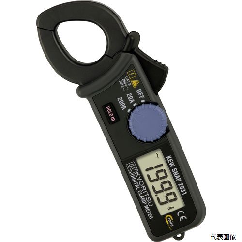 【特長】 ●小型、軽量ACミニクランプです。 ●データホールド機能付きです。 ●最小分解能0.01Aです。 【用途】 ●交流電流測定に。 ●交流電流(A)：200 ●検波方式：平均値整流(MEAN) ●電源(V)：ボタン電池(LR44)×2個(付属) ●幅(mm)：58.5 ●奥行(mm)：26 ●高さ(mm)：147 ●電源：ボタン電池(LR44)×2個(付属) ●連続使用時間(h)：100 ●最大表示(カウント)：2000 ●最大測定導体径(mm)：24 ●オートパワーオフ：約10分 【入数】 ●1台 他のサイズはこちら 在庫のない商品は検索に表示されない場合がございます　