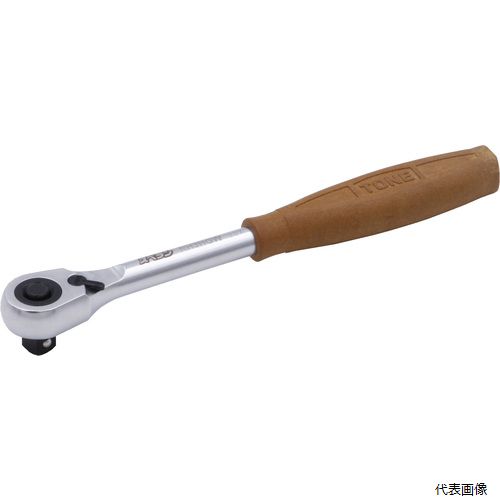 【特長】 ●油や汗が付いても滑りにくいラチェットハンドルです。 ●ワンプッシュ操作でソケット交換ができます。 【用途】 ●ボルト・ナットの締付け・緩め作業用。 【仕様】 ●歯数(枚)：72 ●差込角(mm)：凸12.7 ●全長(mm)：245 ●送り角度：5° 【材質／仕上】 ●本体：構造用鋼 ●グリップ：木粉・プラスチックの複合材料 【入数】 ●1個 他のサイズはこちら 在庫のない商品は検索に表示されない場合がございます　