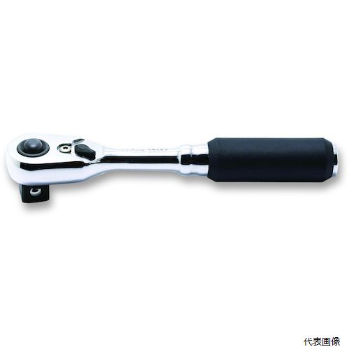 【特長】 ●Z-EAL72キアラチェットシリーズです。 ●1/4’のボディに3/8’の差込角を設けたコンパクトタイプです。 【仕様】 ●歯数(枚)：72 ●差込角(mm)：凸9.5 ●全長(mm)：114 ●ラチェッハンドル ●プッシュボタン式 【材質／仕上】 ●クロムモリブデン鋼（SCM435） 【入数】 ●1個 他のサイズはこちら 在庫のない商品は検索に表示されない場合がございます