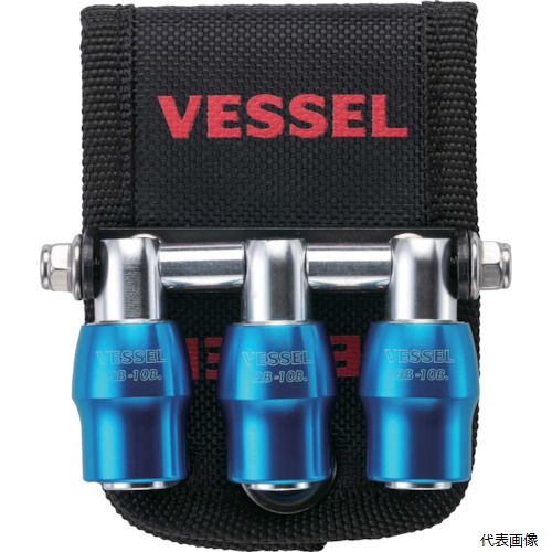 【特長】 ●腰道具に合わせやすい同色3個セットです。 ●ベルトに通して使う、または上下ひっくり返してお手持ちのカラビナで吊り下げて使うこともできて便利です。 ●クイックキャッチャーがフラフラせず、片手で取出・挿入がよりスムーズに。 ●差し込むだけでオートロック。 ●金具が専用設計なのでスリーブのひっかかりがない ●ポリエステル布部はビットやソケットの揺れを抑えるプロテクターの役割 【用途】 ●電気工事や建築現場でのビットやソケットなどの携帯に 【仕様】 ●全長(mm)：90 ●差込角(mm)：6.35 ●色：青 ●適応サイズ(mm)：6.35 ●幅(mm)：79 ●奥行(mm)：30 ●高さ(mm)：90 ●ビット収納数(本)：3 ●クイックキャッチャーブルー3、ホルダー1 【入数】 ●1個 他のサイズはこちら 在庫のない商品は検索に表示されない場合がございます