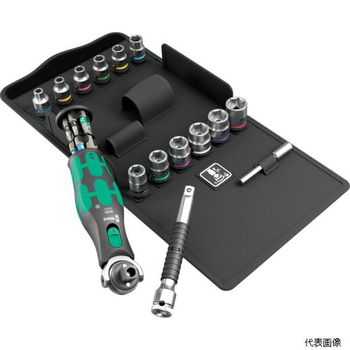 【特長】 ●使用頻度の高いビット・ソケットとエクステンションバー(125mm)がセットになっています。 ●強力な磁力を備えたビット用エクステンションがセットになっています。 ●差込口9.5mmのソケットと6.35mmのビットを装着できます。 ●差込口先端の強力マグネットでビットやソケットを保持します。 ●首振り式で角度調整が0°、15°、90°で固定できます。 ●ロータリー式内蔵マガジンには12本のビットが収納できます。 ●コンパクトで携行しやすいデザインです。 ●正逆切替スイッチ付ラチェットタイプです。 【用途】 ●工事現場用、メンテナンスに。 【仕様】 ●差込角(mm)：凸9.5(ソケット)、凹6.35(六角ビット) ●セット内容(点)：27 ●ケース寸法(mm)間口：205 ●ケース寸法(mm)奥行：150 ●ケース寸法(mm)高さ：55 【材質／仕上】 ●特殊合金鋼、プラスチック 【セット内容／付属品】 ●ハンドル内容：サイクロップポケット差込角凸9.5／凹6.35×133mm ●6.35六角ビット内容：PH1、PH2、PZ1、PZ2、TX10、TX15、TX20、TX25、対辺3、4、5、6mm ●エクステンションバー：125mm×1本 ●ビットエクステンション75mm×1本 ●ショートソケット：5、5.5、6、7、8、10、12、13、14mm　 ●ショートソケット：5、5.5、6、7、8、10、12、13、14mm ●収納ポーチ 【入数】 ●1S/27個 他のサイズはこちら 在庫のない商品は検索に表示されない場合がございます