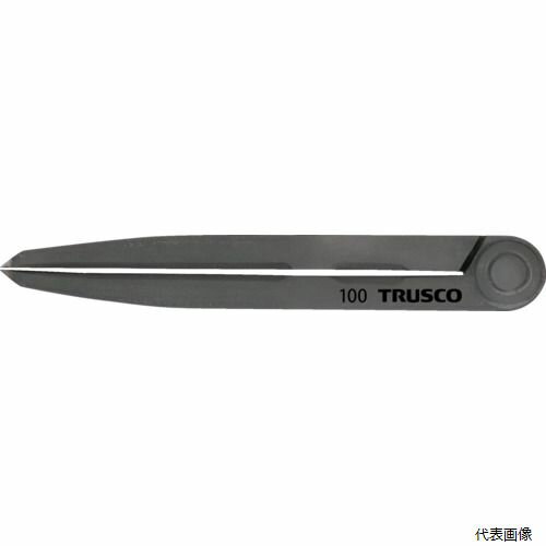 【特長】 ●先端部は超硬チップ付のため、硬い鋼やガラスなどに対してもケガキが出来ます。 ●表面加工にリン化黒染めを採用しているので、錆に強く扱いやすいです。 ●合わせ部は、座金、ピンによるカシメなので、緩んでも調整でき、長期使用できます。 ●カシメピンを叩くことにより開閉を硬くし、カシメ直しをすることができます。 【用途】 ●一般鋼材、焼入品、ガラスなどの円弧に。 ●円のケガキと等分割作業に。 ●寸法の移し取りに。 ●呼び寸法(mm)：100 ●全長(mm)：104 ●板厚(mm)：7.5 ●コンパスの円直径(mm)：140 ●硬度：250HB前後 【材質／仕上】 ●本体(カシメピン含む)：炭素鋼　硬度250HB前後 ●先端部：超硬チップ(G2) 【注意】 ●落下等により先端超硬部が欠ける恐れがありますのでご注意ください。 ●測定寸法の精度保持の為、脚部の開きが硬くなっています。使用の際はマイナスドライバー等を差し込み、開いてください。 ●使用を繰り返す間に締め付けが緩んでいきます。緩み過ぎた場合はカシメ部を叩いて締めてください。 ●コンパスの円数値は45°開脚時の概略数値です。 【入数】 ●1本 他のサイズはこちら 在庫のない商品は検索に表示されない場合がございます