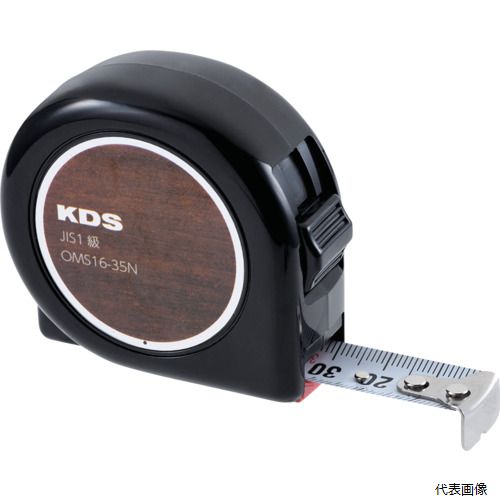 【特長】 ●追い番ミリ目盛表示になっているので読み取り値を間違える可能性が少なく、瞬時に数値を把握できます。 【用途】 ●ミリ単位の寸法取りに ●金属加工に 【仕様】 ●テープ長さ(m)：3.5 ●テープ幅(mm)：16 ●水平保持(m)：1.3 ●目盛仕様：JIS1級メートル追い番ミリ数字目盛 ●爪仕様：0点補正移動爪 ●0点補正移動爪：〇 ●455ピッチ表示：なし ●ショックアブソーバー：あり ●色：ブラック ●テープ色：ホワイト ●本体寸法(mm)：61×25×57包装形態：ブリスターパック入 ●移動爪 ●ロックタイプ ●JIS1級 ●片面目盛 ●追い番ミリ数字目盛 ●減速ボタン：なし ●ベルトフックなし 【材質／仕上】 ●テープ：スチール ●ばね：スチール ●ケース：ABS樹脂 【入数】 ●1個 他のサイズはこちら 在庫のない商品は検索に表示されない場合がございます