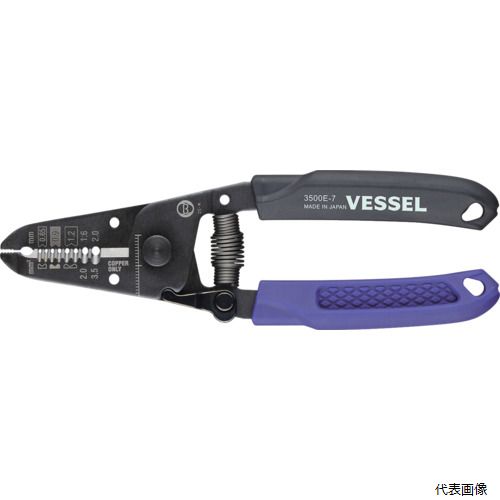 【特長】 ●ツイストペアケーブル（より対線）を2本同時に剥離できます。 ●剥離長さの目安になる目盛付きです。 ●保管時でも開かないストッパー付きになります。 ●力が入りやすいエラストマーグリップです。 ●スプリングで刃が開くので、素早い作業が可能です。 ●落下防止コードが取り付けられる。 【用途】 ●電子機器内部配線の、絶縁体剥き作業に。 ●（通信/放送機器/火災報知器などに） 【仕様】 ●適合電線(［［MM2］］)：2.0、3.5 ●全長(mm)：163 ●適合電線(mm)：0.6、0.9、1.2、1.6、2.0 ●色：紫・黒 ●腰回りを軽くスリムに、コンパクトなワイヤーストリッパー 【材質／仕上】 ●本体：炭素鋼　 ●ハンドルカバー：エラストマー（TPE） 【入数】 ●1丁 他のサイズはこちら 在庫のない商品は検索に表示されない場合がございます