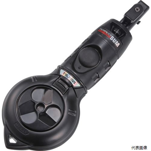 【特長】 ●丸型セフフック付で腰周りに装着可能です。 ●糸長さ20m/自動巻取10mです。 ●狭い所やコーナーに最適な鶴首付です。 ●糸掛かりが良く収納可能な樹脂製です。 ●本体が工具なしで全開し手入れや糸交換が簡単にできます。 ●最大容量20mlの墨タンクです。 ●墨漏れしにくいH形状つぼ綿を採用しています。 ●つぼ糸で直接墨綿を押える新方式綿押えを採用 ●ケース外周にグリップ性に優れたエラストマーベルト採用しています。 ●落下防止紐及び取付環付です。 【用途】 ●墨汁による墨付け作業に。 【仕様】 ●色：ブラック ●糸長さ(m)：20 ●自動巻取糸長さ(m)：10 ●糸径(mm)：0.6 ●墨タンク最大容量(ml)：20 ●全長(mm)：225 ●タイプ：自動巻 ●着脱セフ（丸型セフフック付）（セフ取付には別売のセフホルダーが必要） ●ポイントカルコ：糸巻取り時、自動的に針を収納 ●推奨セフホルダー：SF-MHLDS2Mセフホルダー胴ベルト用金属右2連/SF-CHLDS2Mセフホルダー胴ベルト用樹脂右2連 【材質／仕上】 ●本体：ABS樹脂 ●糸：ナイロン 【セット内容／付属品】 ●落下防止紐及び取付環付、付属糸「墨つぼ用糸細糸」（太さ0.6mm） 【注意】 ●糸張り時にカルコが抜けた場合、カルコ針が飛来しケガをする場合があります。 ●カルコは抜けないようしっかり刺して下さい。 ●巻き戻し時にはリールハンドルを軽く押さえながら戻る速さを加減し、カルコの飛来を避けて下さい。 ●製品仕様は予告なく変更する場合がございます。 ●予めご了承ください。 【入数】 ●1個 他のサイズはこちら 在庫のない商品は検索に表示されない場合がございます