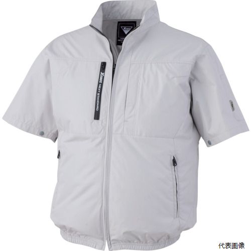 【特長】 ●背中上部にファンを配置した空調服です。 ●腰回りの道具が邪魔にならないファン位置で作業の効率を上げます。 ●背中上部を中心に風が回るので背中、首元への冷却効果が抜群です。 【用途】 ●高温多湿の場所や作業全般に。 【仕様】 ●色：シルバーグレー ●サイズ：M ●着丈(cm)：67 ●胸囲(cm)：114 ●肩幅(cm)：47 ●袖丈(cm)：25 ●裾廻(cm)：77 ●裾廻最大(cm)：111 ●紫外線カット ●UPF50+ ●遮熱加工 【材質／仕上】 ●本体：ポリエステル100% 【注意】 ●ファン、バッテリー、ケーブルは別売です。 【入数】 ●1着 他のサイズはこちら 在庫のない商品は検索に表示されない場合がございます