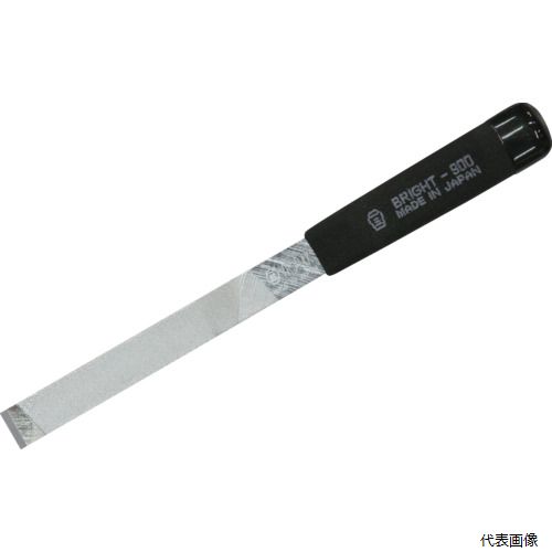 【特長】 ●バリ取り専用ヤスリの先端を尖らせスクレーパー状にしました。 ●ヤスリ掛け前のバリ、パテ、粘着テープなどのアラ取りに使用可能で、いきなりヤスリをかけるより、時短できれい仕上げる事が可能です。 ●ナバエ（ヤスリ目の角度）を鈍角に設定したVRカットを採用することにより、今までにないバリ取り感を味わえます。 ●表面に硬質クロムコーティングを施すことにより、高耐久性と切り粉のはく離性を実現しました。 【用途】 ●バリ取り作業、ステッカー・ガスケット等の剥がし作業に。 ●鉄・木工製品・蝋・プラスチック製品・アルミ材・銅材・金型鋼・ステンレス・陶器などの研削、バリ取りに。 【仕様】 ●仕上げ：油目 ●全長(mm)：155 ●刃長(mm)：60 ●刃幅(mm)：11 ●刃厚(mm)：3.5 ●形状：平・ショート 【材質／仕上】 ●SKS-8 【入数】 ●1本 他のサイズはこちら 在庫のない商品は検索に表示されない場合がございます
