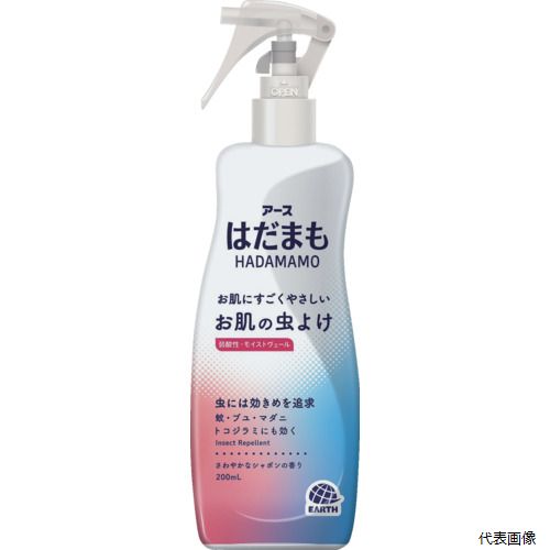 【特長】 ●お肌にやさしいミストタイプの虫よけ剤です。 ●朝使って夜まで虫からしっかりまもります。（約12時間） ●お肌と同じ弱酸性です。 ●4種のうるおい成分配合（ヒアルロン酸Na・コラーゲン・セラミド・ビタミンC）しています。 ●お肌を包み込み虫からまもるモイストヴェールです。 ●汗や水に強く流れにくいです。※大量に汗をかいた後やタオルで拭いた後などは、こまめにぬりなおしてください。 ●脚元にも使いやすい逆さまでも使えるスプレーです。 ●さわやかなシャボンの香りです。 【用途】 ●お肌の虫よけ。 【仕様】 ●効果持続目安：約12時間 ●効果範囲目安：本品の1回使用による蚊成虫に対する忌避効果の持続時間は、概ね11〜13時間。 ●容量(ml)：200 ●適合害虫：蚊、ブユ（ブヨ）、アブ、ノミ、イエダニ、マダニ、サシバエ、トコジラミ（ナンキンムシ）、ヤマビル ●タイプ：ミスト ●香り：さわやかなシャボンの香り ●使用目安：子供（12才未満）に使用させる場合には、保護者等の指導監督の下で、上記の回数を目安に使用する。なお、顔には使用しない。 ●さわやかなシャボンの香り ●効果・効能：蚊、ブユ（ブヨ）、アブ、ノミ、イエダニ、マダニ、サシバエ、トコジラミ（ナンキンムシ）、ヤマビルの忌避 【材質／仕上】 ●有効成分：1本(200mL)中ディート20g（原液換算10％） ●成分：DPG、ヒアルロン酸Na(2)、加水分解コラーゲン末、ステアロイルフィトスフィンゴシン(セラミド)、アスコルビン酸(ビタミンC)、クエン酸、クエン酸Na、エタノール、精製水、香料、その他5成分 【注意】 ●防除用医薬部外品です。 ●定められた用法・用量を守る。 ●漫然とした使用を避け、蚊、ブユ（ブヨ）等が多い戸外での使用等、必要な場合にのみ使用する。 ●目の周囲や粘膜、傷口にはスプレーしない。 ●変色のおそれがあるので、アクセサリーや腕時計等のプラスチック製品、ストッキング等のポリウレタン配合衣類にはかけない。 【入数】 ●1本 他のサイズはこちら 在庫のない商品は検索に表示されない場合がございます