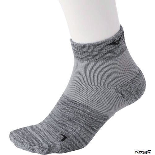 【特長】 ●足を酷使した仕事終わりでも、足が重くならない靴下です。 ●2つのフィット構造により、足への衝撃をやわらげます。 ●足の疲れに悩みを持つ方の70%が効果を実感しています。 【用途】 ●足の疲れを感じている労働者に。（倉庫、運輸、一般工場、土木・建築作業者など） ●安全靴を履く作業者の労働環境改善用に。 ●軍足として。 【仕様】 ●色：グレー ●サイズ(cm)：24〜26 ●足の負担を軽減する2つのフィット構造 ●足底フィット構造・・・足の形に合わせて左右の土踏まずをサポートし続け、足底アーチの低下を軽減。（特許技術：特許第5021416号） ●足首フィット構造・・・足首・かかとをサポートし続け、着地時のかかとのブレを軽減。 【材質／仕上】 ●ポリエステル・ナイロン・ポリウレタン 【注意】 ●左右別設計の為、つま先部分に記載されているLを左足、Rを右足にご着用ください。 【入数】 ●1足 他のサイズはこちら 在庫のない商品は検索に表示されない場合がございます