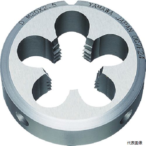【特長】 ●ダイスの振れ精度を向上させたソリッドダイスです。高速度工具鋼（HSS)を採用し、安定した加工を実現しました。 ●高速度工具鋼（HSS）を採用し、安定した加工を実現しました。 ●面取り部にマークされている面が（表面）です。 ●加工方向を識別しやすくなっています。 ●加工基準面となる（裏面）は、ホルダ装着時、端面が密着するように沈みを設けました。 ●ソリッドダイスのため、ねじ調節が不要です。 ●調整式ダイスに比べ、ダイス外径の精度が向上しています。 ●調整式ダイス特有の問題をクリアしたことにより、精度の高いおねじ加工を実現しました。 【用途】 ●被削材：鉄、軽金属。 ●おねじ加工用。 【仕様】 ●呼び寸法：M1.2 ●ピッチ(mm)：0.25 ●外径(mm)：20 ●厚さ(mm)：7 ●加工ねじ：メートルねじ ●精度：2級 ●切りくず穴数：3 ●食い付山数：2.5P ●表面処理：ノンコーティング 【材質／仕上】 ●高速度工具鋼（HSS） 【注意】 ●ステンレス鋼へのご使用時は切削油油剤を十分に掛け慎重に加工をして下さい 【入数】 ●1個 他のサイズはこちら 在庫のない商品は検索に表示されない場合がございます　