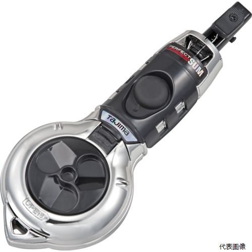 【特長】 ●ゴムパッキンを要所に使用した密閉タイプです。 ●新墨綿と新タンク形状で少ない墨汁でも従来品より墨付け距離が伸びました。 ●メンテナンスしやすい、全開タイプです。 ●巻取りバネ強めです。 ●リール面はゴムグリップを採用しています。 ●二重環を取付ければ、安全ロープ等を取付可能です。 ●鶴首標準装備です。 ●刺さりが良い先細針仕様です。 ●細い墨が打てる「細糸」を採用しています。 【用途】 ●墨汁による墨付け作業 ●色：シルバー ●糸長さ(m)：20 ●自動巻取糸長さ(m)：10 ●糸径(mm)：0.6 ●墨タンク最大容量(ml)：20 ●全長(mm)：225 ●タイプ：自動巻 ●自動巻 ●付属カルコ：糸巻取り時、針が自動的に収納する「ポイントカルコ」標準装備 【材質／仕上】 ●外装：ABS樹脂 ●糸：ナイロン 【入数】 ●1個 他のサイズはこちら 在庫のない商品は検索に表示されない場合がございます　