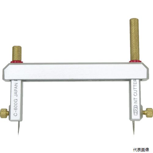 【特長】 ●薄物用円切りカッターです。 ●丈夫なダイキャストボディーです。 【用途】 ●学校工作や模型作りに 【仕様】 ●全長(mm)：136 ●刃厚(mm)：0.38 ●対応直径(cm)：1〜14 ●対応直径：1〜14cm 【材質／仕上】 ●本体：亜鉛ダイキャスト ●刃：合金工具鋼 【入数】 ●1丁 他のサイズはこちら 在庫のない商品は検索に表示されない場合がございます
