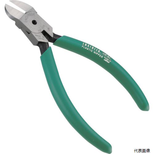 【特長】 ●切れ味と耐久性に優れたニッパーです。 ●バネ付きです。 ●刃部の開き幅が調整できる金具付きです(バネ脱落防止機能)。 【用途】 ●プラスチック射出成形品のゲートの切断、バリ取り等に。 【仕様】 ●全長(mm)：152 ●切断能力(mm)プラスチック：φ3 ●グリップ幅(mm)：55 ●ばね付 【材質／仕上】 ●炭素鋼 【入数】 ●1丁 他のサイズはこちら 在庫のない商品は検索に表示されない場合がございます　