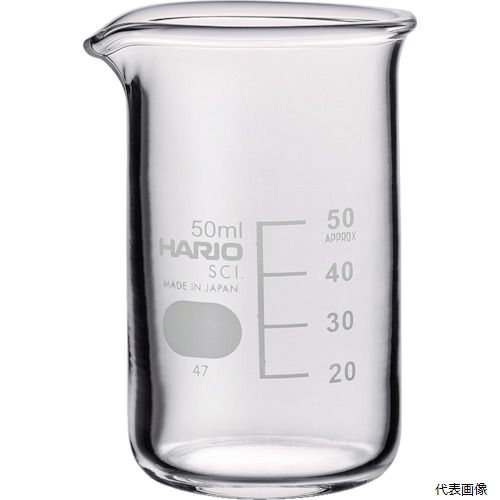 【特長】 ●背が高く細長い形状なので持ちやすく、加熱時の液体の吹きこぼれや蒸発を抑えます。 ●注ぎやすく液だれしにくい注ぎ口です。 【用途】 ●乾熱滅菌や、オートクレーブに。 ●熱湯、電子レンジで使用。 ●精密な分析や、薬品（劇薬など）に。 【仕様】 ●容量(ml)：50 ●目盛間隔(ml)：10 ●外径(mm)：41 ●高さ(mm)：74 ●色：透明 ●タイプ：手無し ●全高(mm)：75 ●胴外径(mm)：44 ●耐熱・耐薬品性のガラス素材(硬質1級) ●ピュアな素材(100%天然鉱物) ●安定した製品形状(JIS規格参考) ●耐熱温度差：120℃ 【材質／仕上】 ●ホウケイ酸ガラス-1（硬質1級） 【入数】 ●1個 他のサイズはこちら 在庫のない商品は検索に表示されない場合がございます　